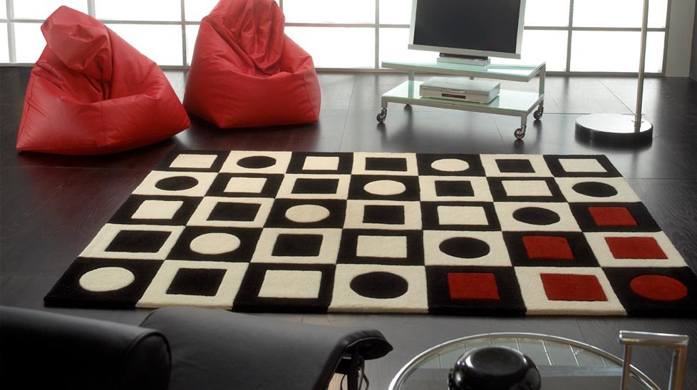 Tapis en laine noir avec motifs rouges et blancs géométriques
